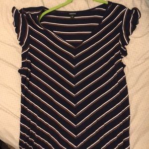 Fitted shirt with detail in the sleeves